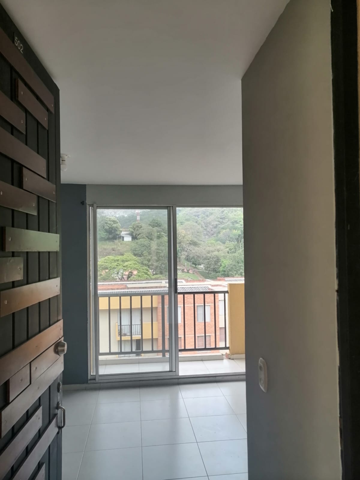Sala con balcón